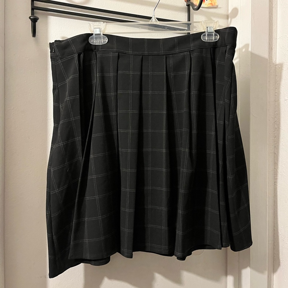Disturbia- size UK18- NWT pleated tartan skirt w/ zip & removable straps.